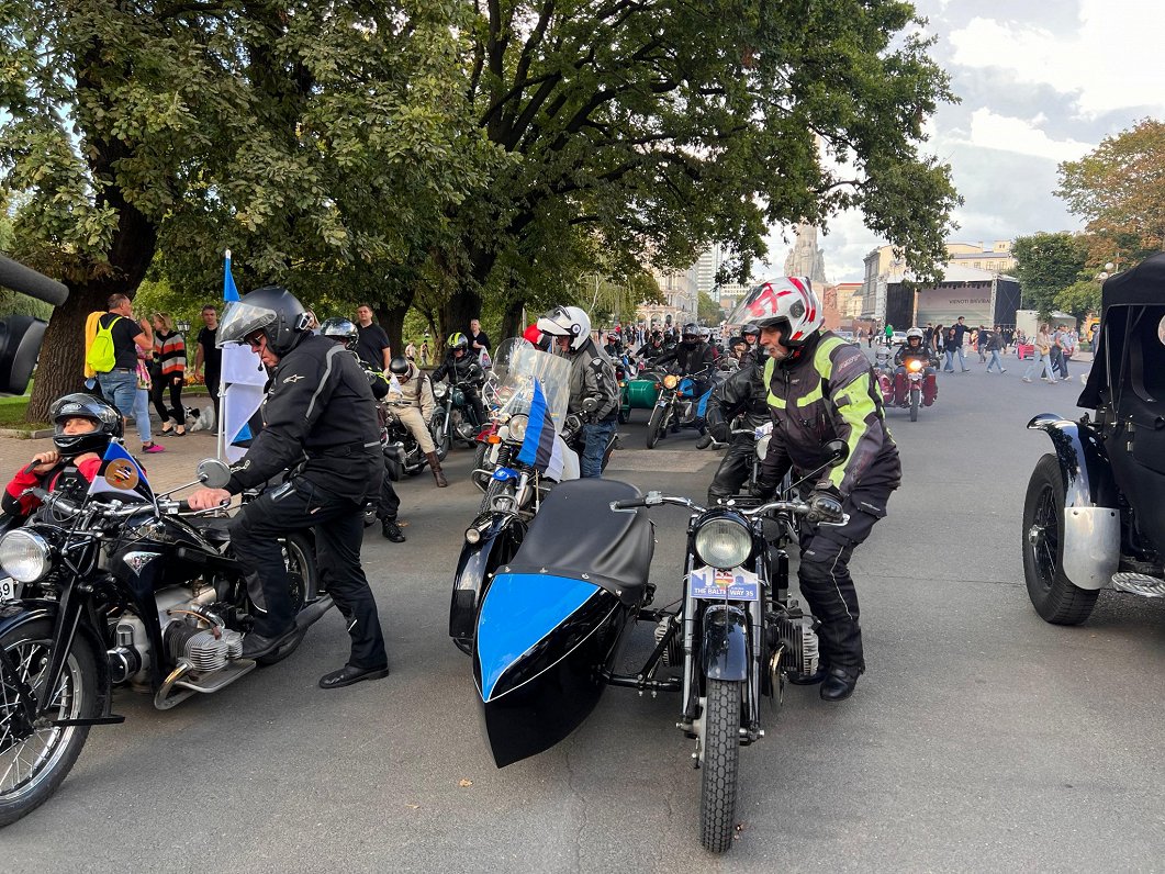 Pie Brīvības pieminekļa sapulcējušies vēsturisko spēkratu īpašnieki