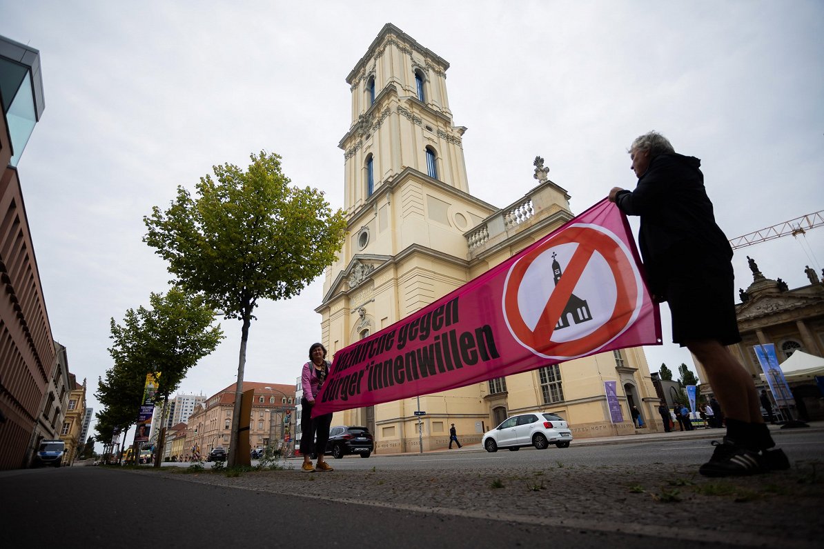 Protests pie Garnizona baznīcas Potsdamā