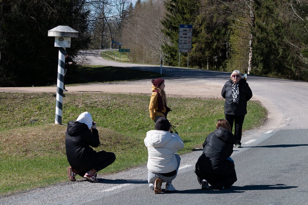 Saruna ar Marutu Krastiņu Unguriņu robežpunktā. Rūjienas Kultūras nama mediju pulc. jaunietes fotogr...