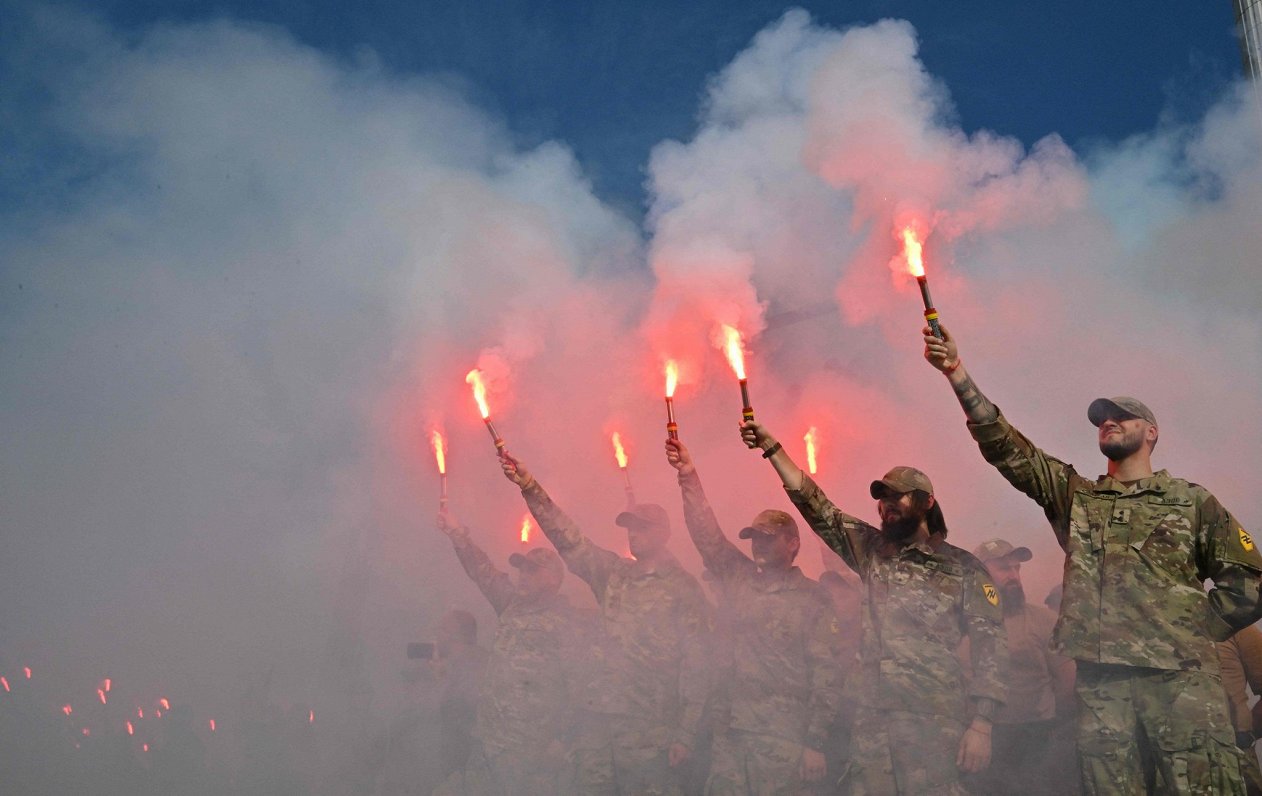 LTV no Ukrainas: «Azovieši» Serebrjanskas mežā gatavi cīnīties līdz pēdējam