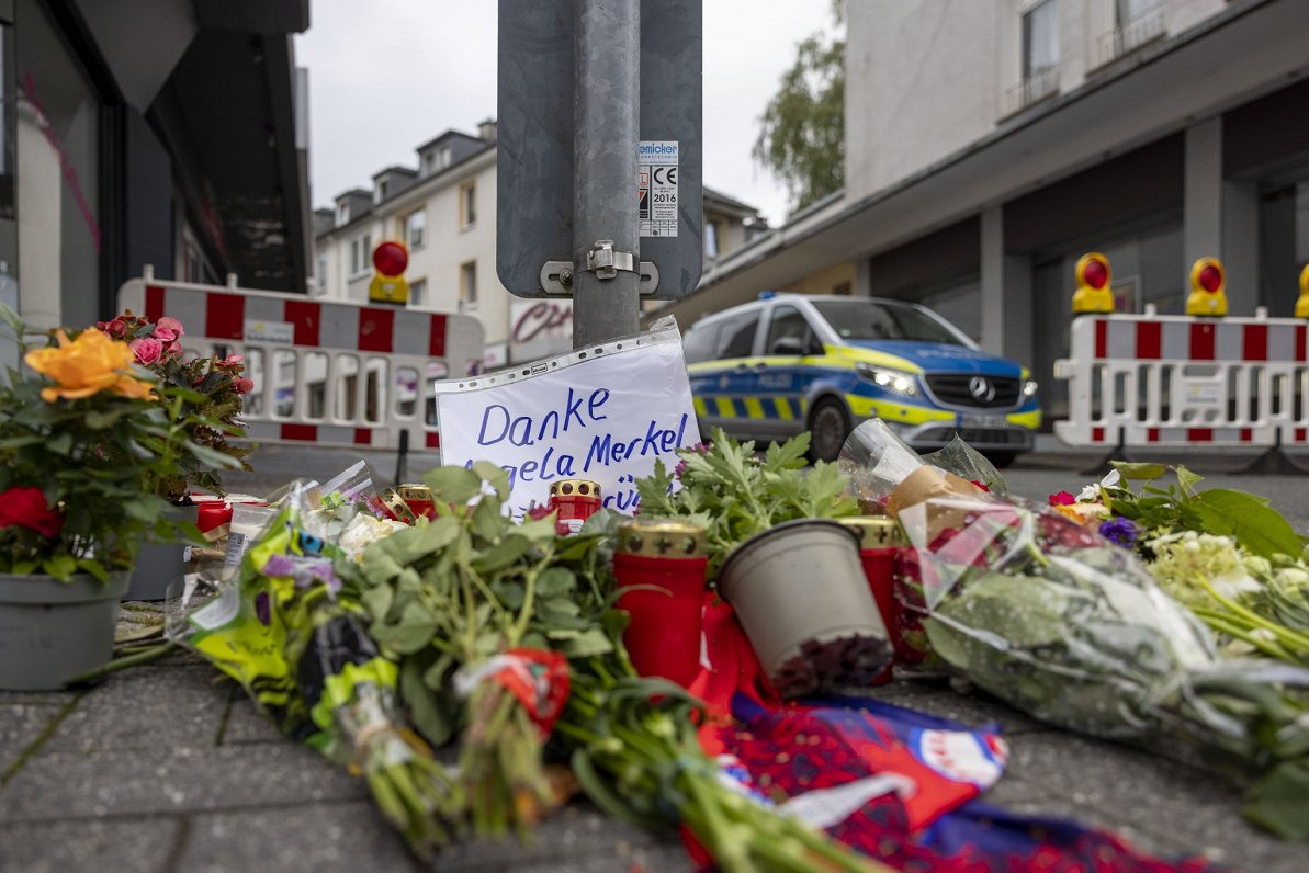 Vācijas pilsētā Zolingenē pie slaktiņa vietas novietoti ziedi un zīmīte &quot;Paldies Angelai Merkel...