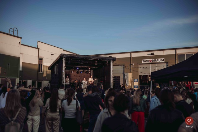 'Tavi draugi' sunset hangar concert