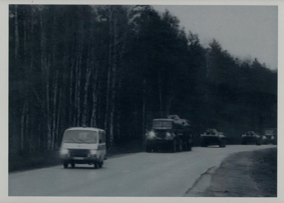 Bruņutehnika un autotransports Krievijas armijas izvešanas laikā.