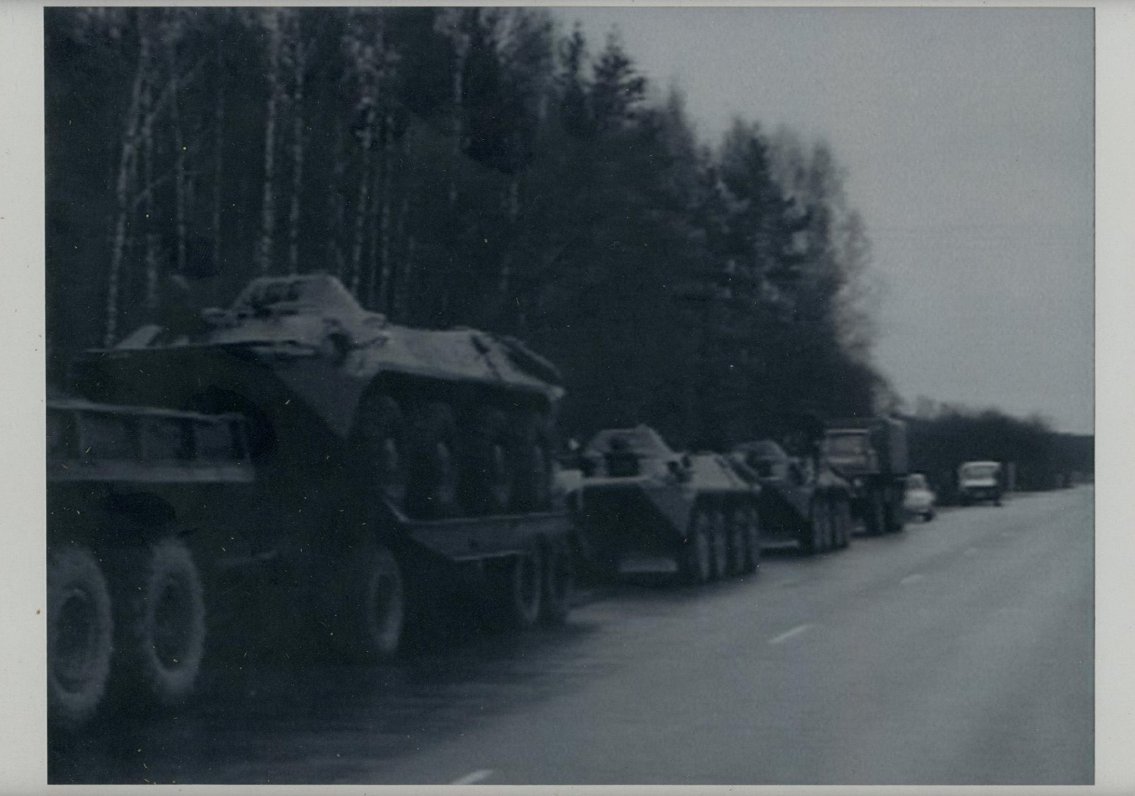 Autotransports un bruņutehnika Krievijas armijas izvešanas laikā.