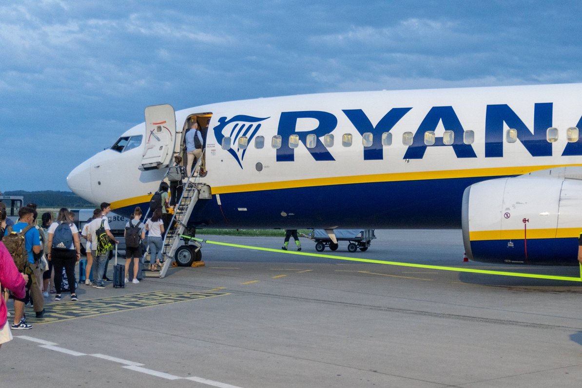 Iekāpšana kompānijas &quot;Ryanair&quot; lidmašīnā.