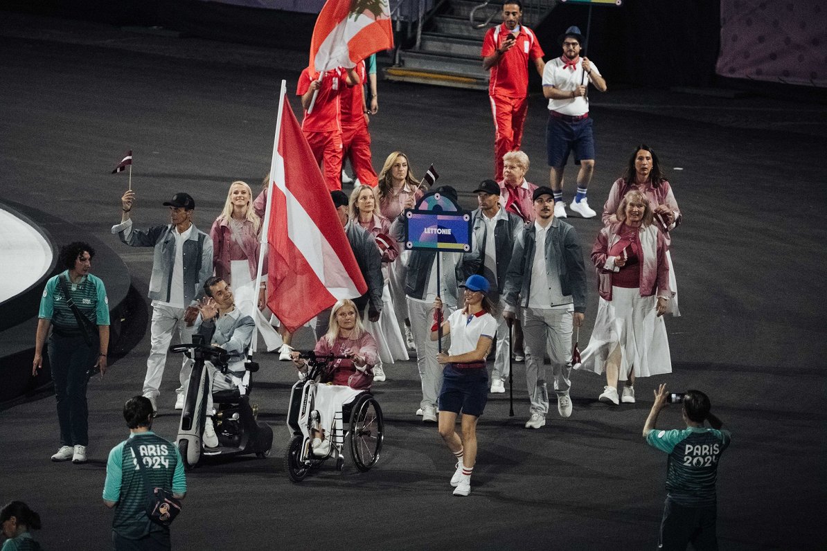 Latvijas delegācija Parīzes paraolimpisko spēļu atklāšanas ceremonijā