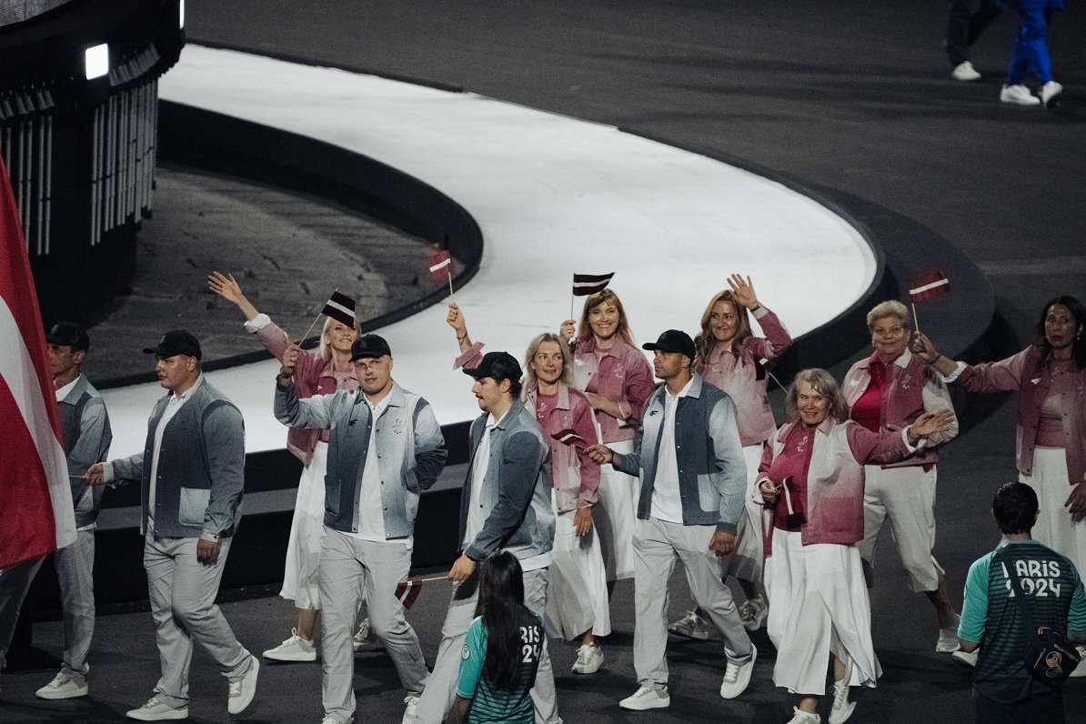 Latvijas delegācija Parīzes paraolimpisko spēļu atklāšanas ceremonijā