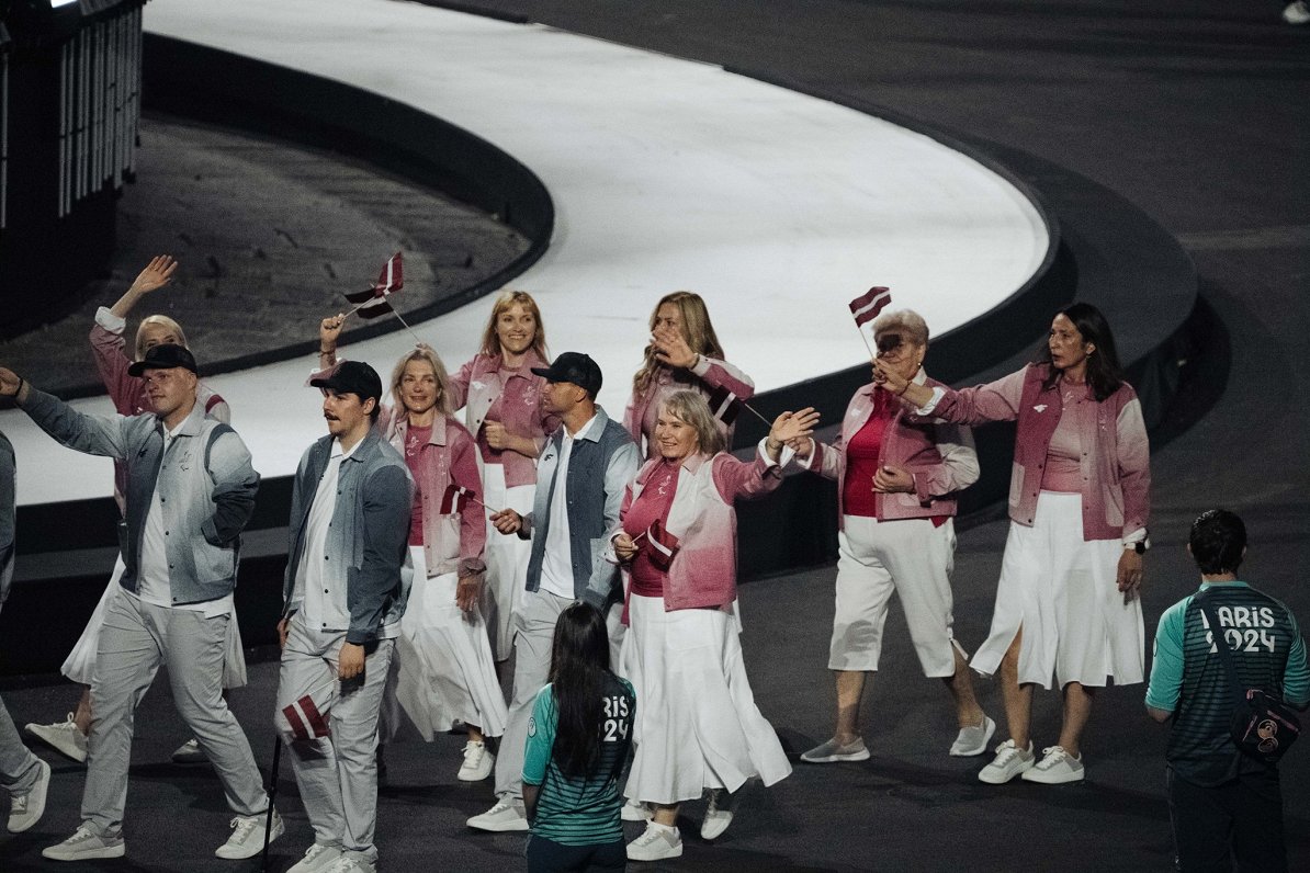 Latvijas delegācija Parīzes paraolimpisko spēļu atklāšanas ceremonijā