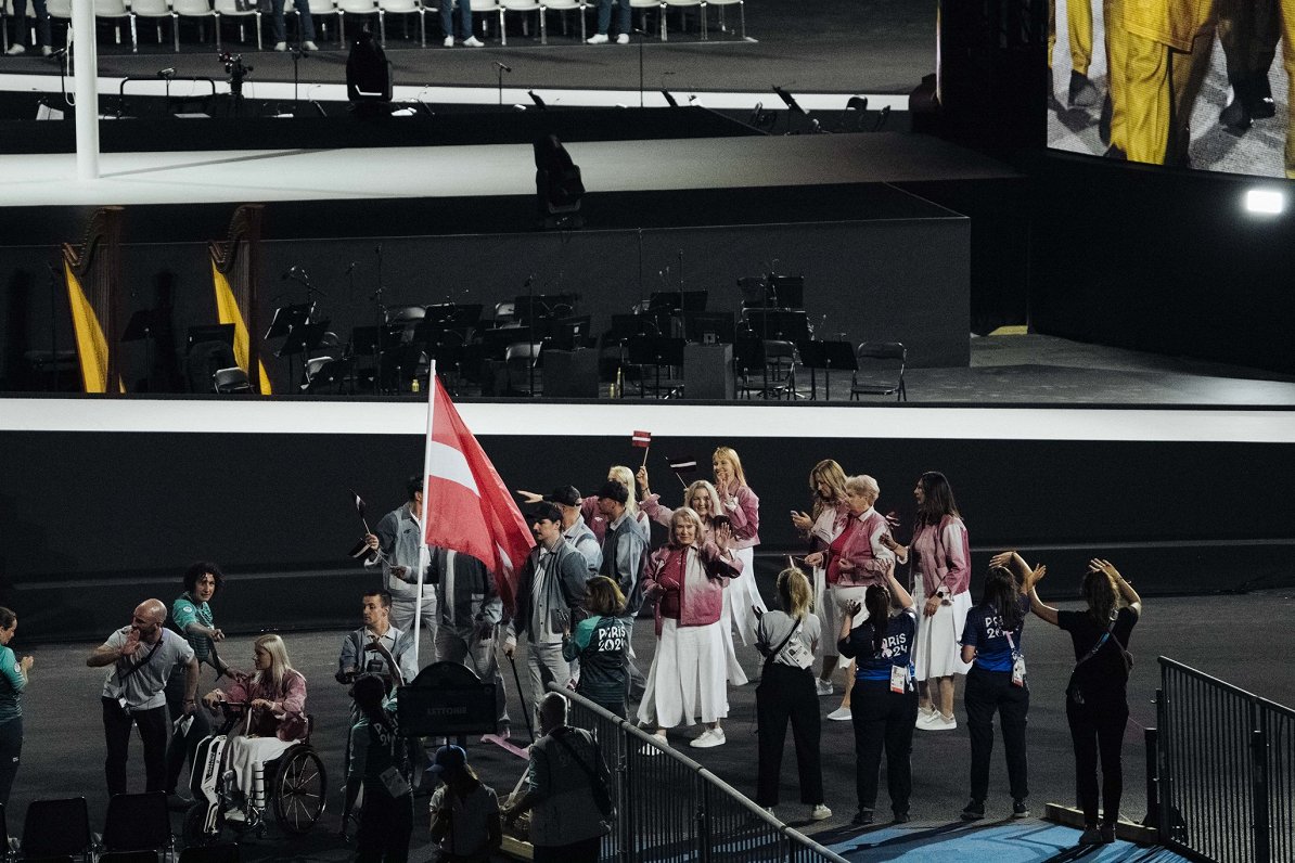 Latvijas delegācija Parīzes paraolimpisko spēļu atklāšanas ceremonijā