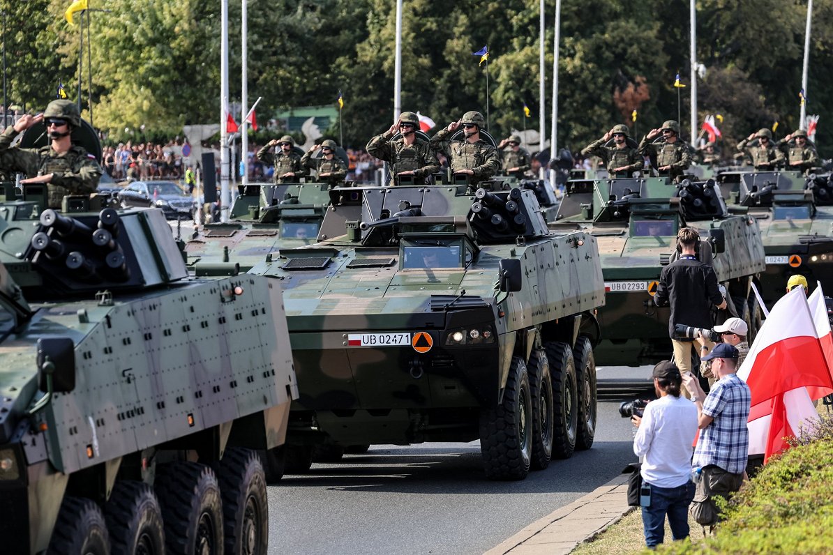 Polijas armijas militārā parāde Varšavā.