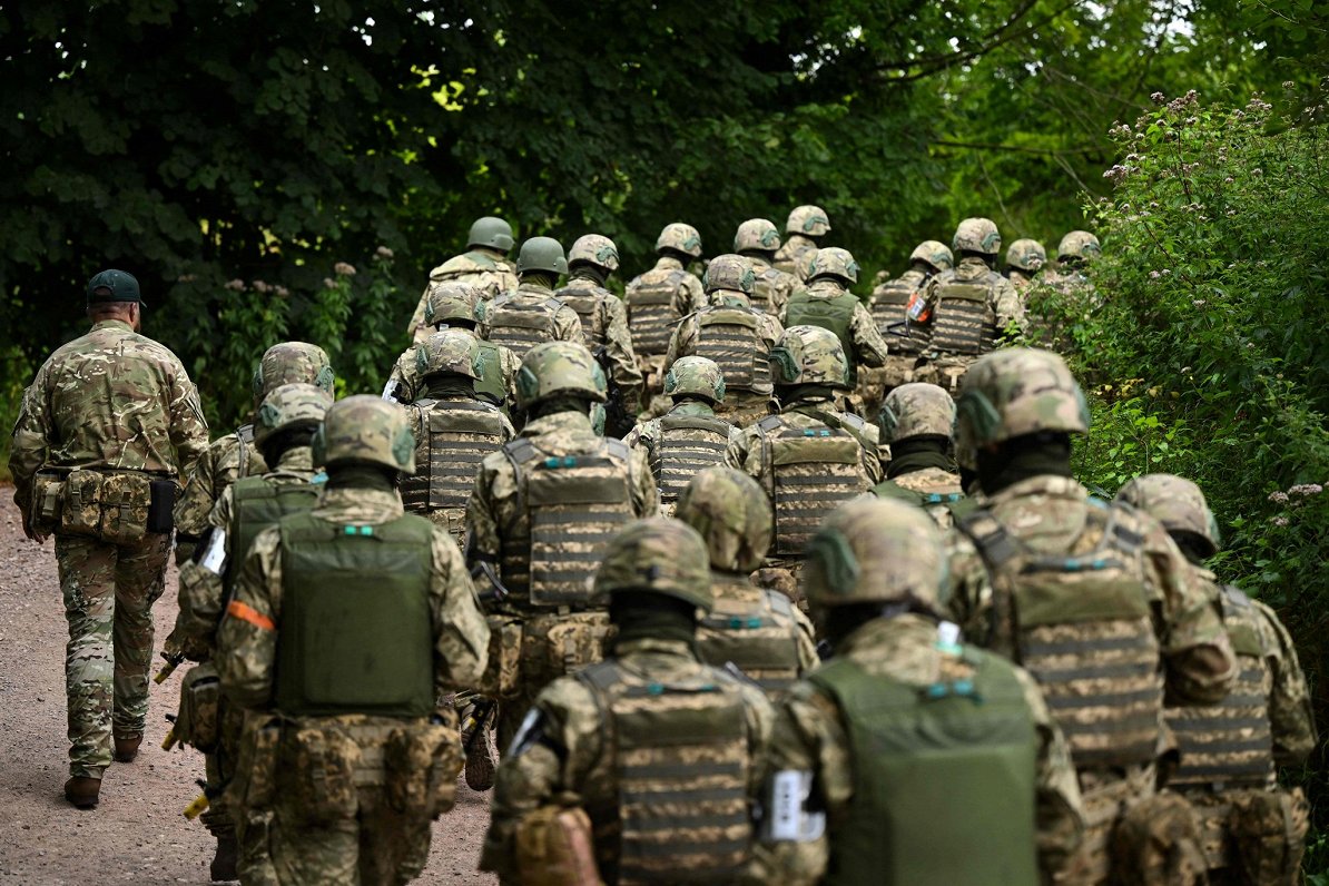 Ukrainas armijas karavīri militārajās apmācībās Lielbritānijā.