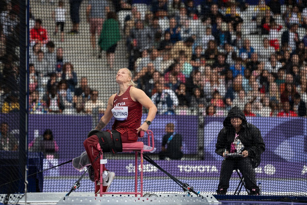 Diana Krūmiņas i diskoskastet under de paralympiske leker i Paris