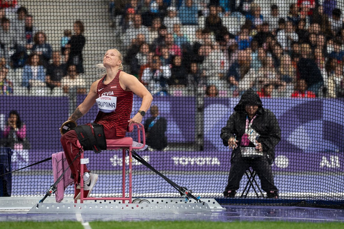 Diana Krūmiņas i diskoskastet under de paralympiske leker i Paris