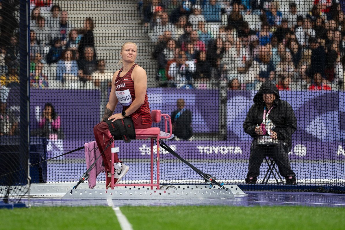 Diana Krūmiņas i diskoskastet under de paralympiske leker i Paris