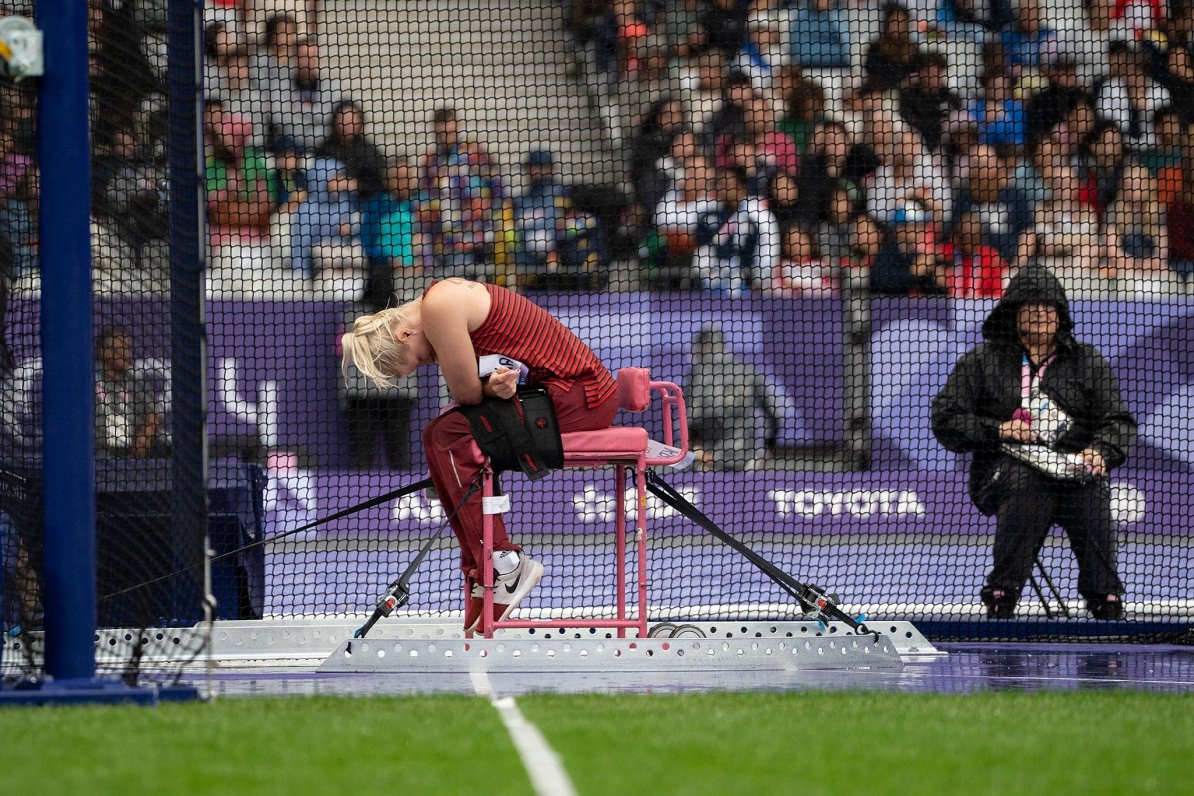 Diana Krūmiņas i diskoskastet under de paralympiske leker i Paris