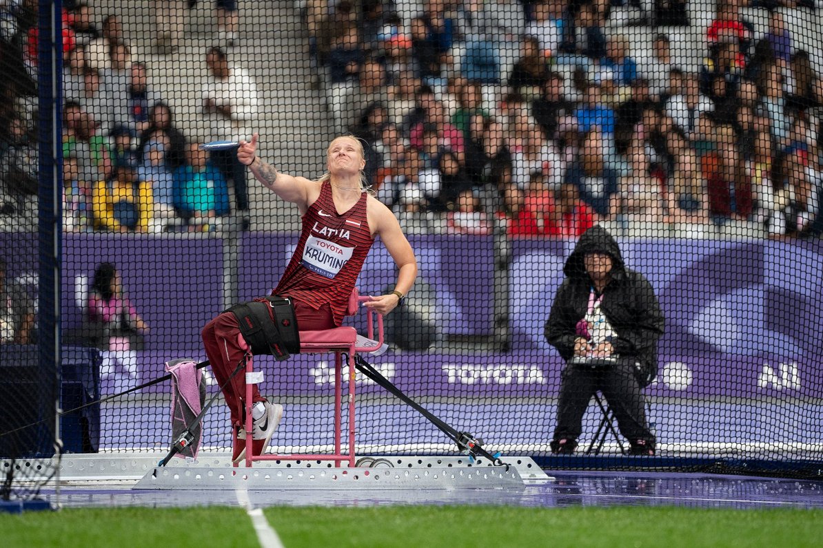 Diana Krūmiņas i diskoskastet under de paralympiske leker i Paris