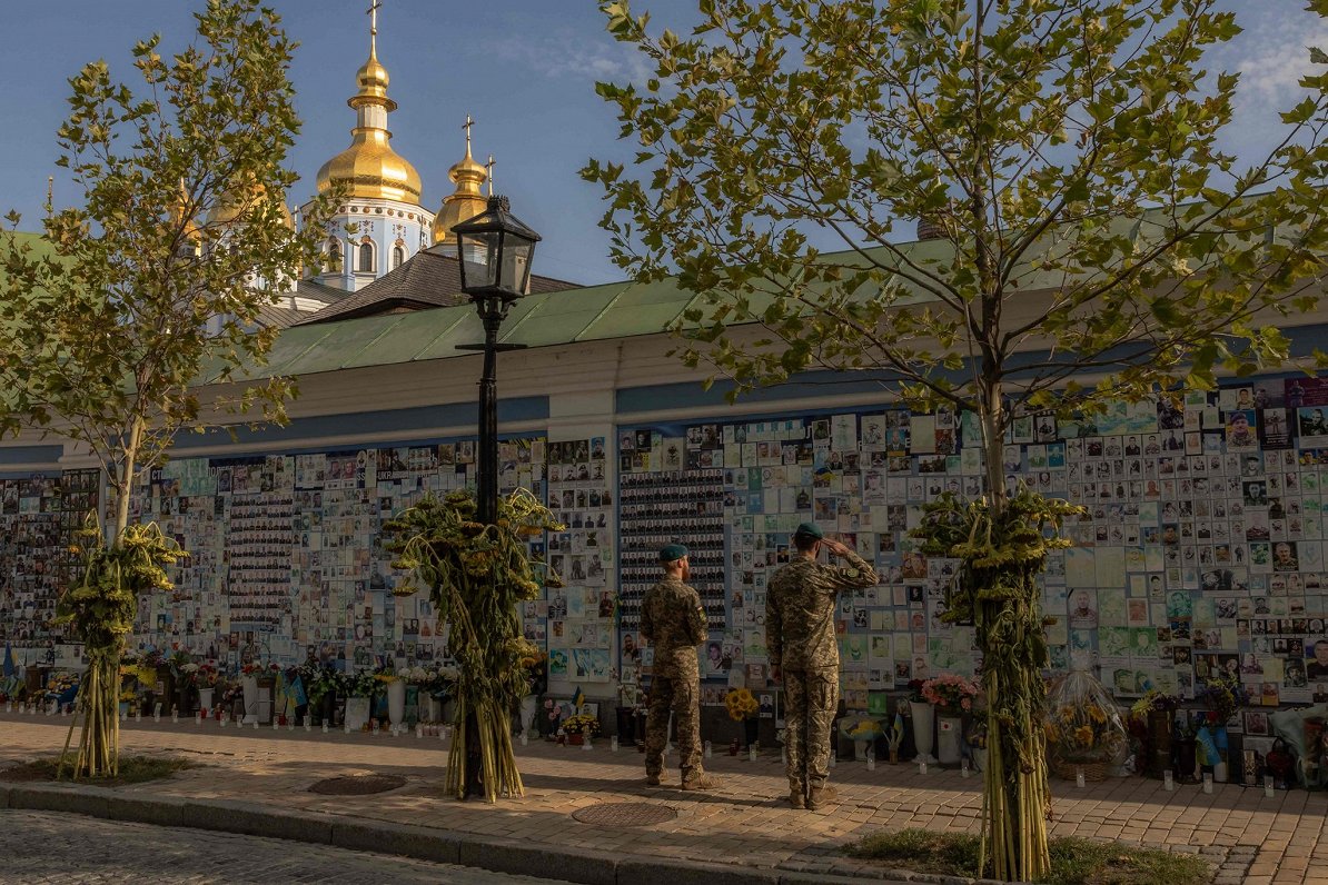 Отдают честь павшим на войне. Украина, Киев. 29.08.2024