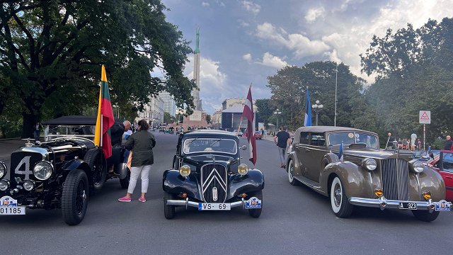 Pie Brīvības pieminekļa pulcējas vēsturisko auto īpašnieki no Baltijas valstīm