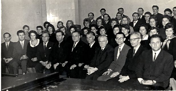 JVLMA Kora diriģēšanas katedras pedagogi un studenti 1965. gadā. Centrā - Jēkabs Mediņš