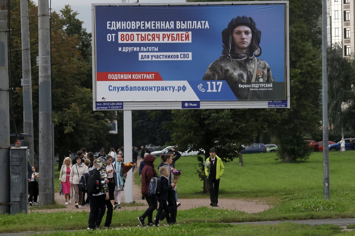 Militārā dienesta plakāti Krievijā un skolēni Zinību dienā.