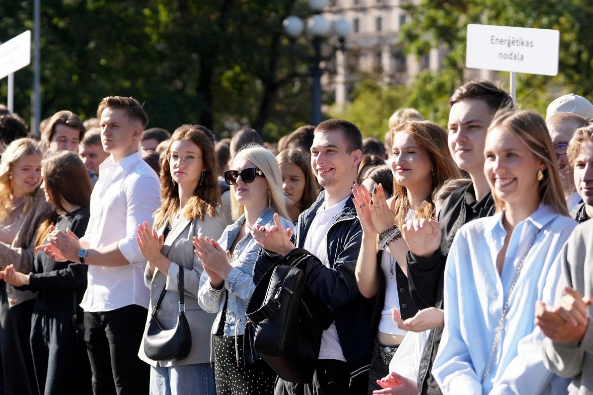 Rīgas Valsts tehnikuma Zinību dienas svinīgais pasākums pie Brīvības pieminekļa.