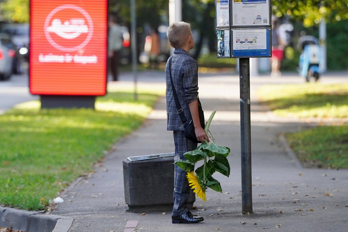 Skolēns ar ziediem Zinību dienas rītā.