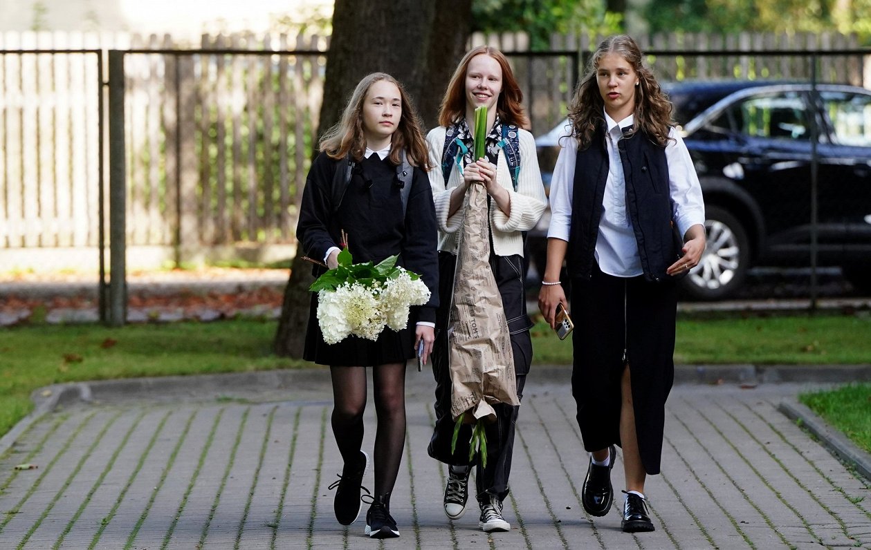 Skolnieces ar ziediem Zinību dienas rītā.