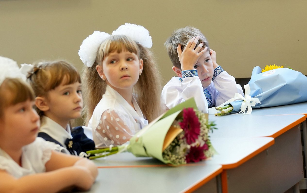 Zinību dienas svinības Rīgas Ukraiņu vidusskolā.