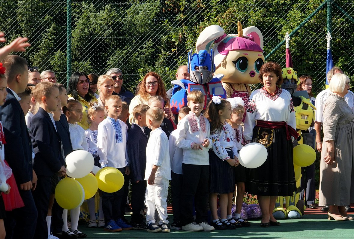 Zinību dienas svinības Rīgas Ukraiņu vidusskolā.