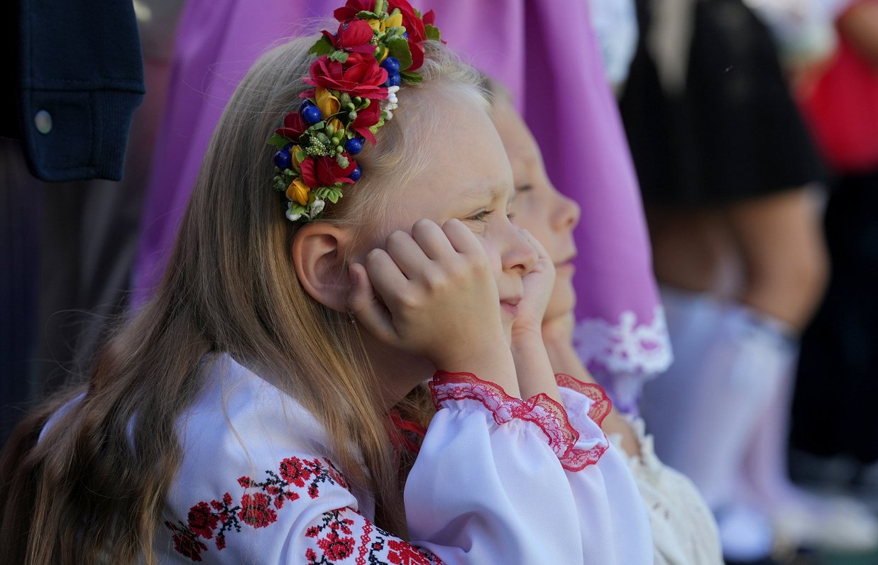 Zinību dienas svinības Rīgas Ukraiņu vidusskolā.