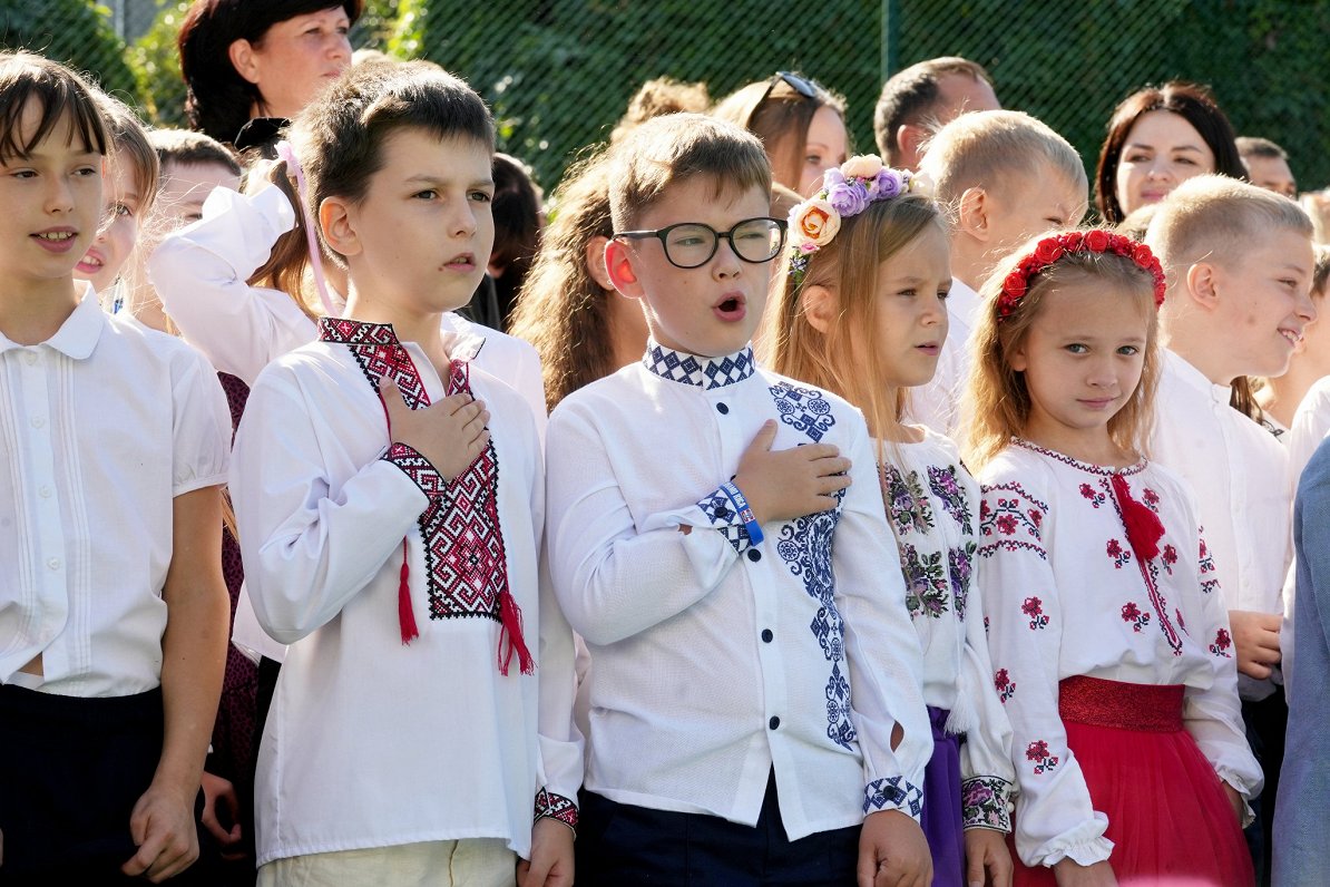 Zinību dienas svinības Rīgas Ukraiņu vidusskolā.