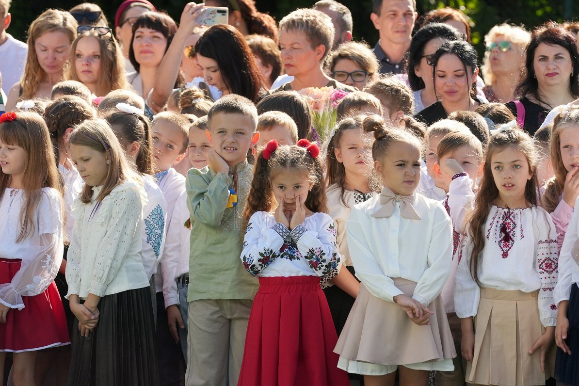 Zinību dienas svinības Rīgas Ukraiņu vidusskolā.