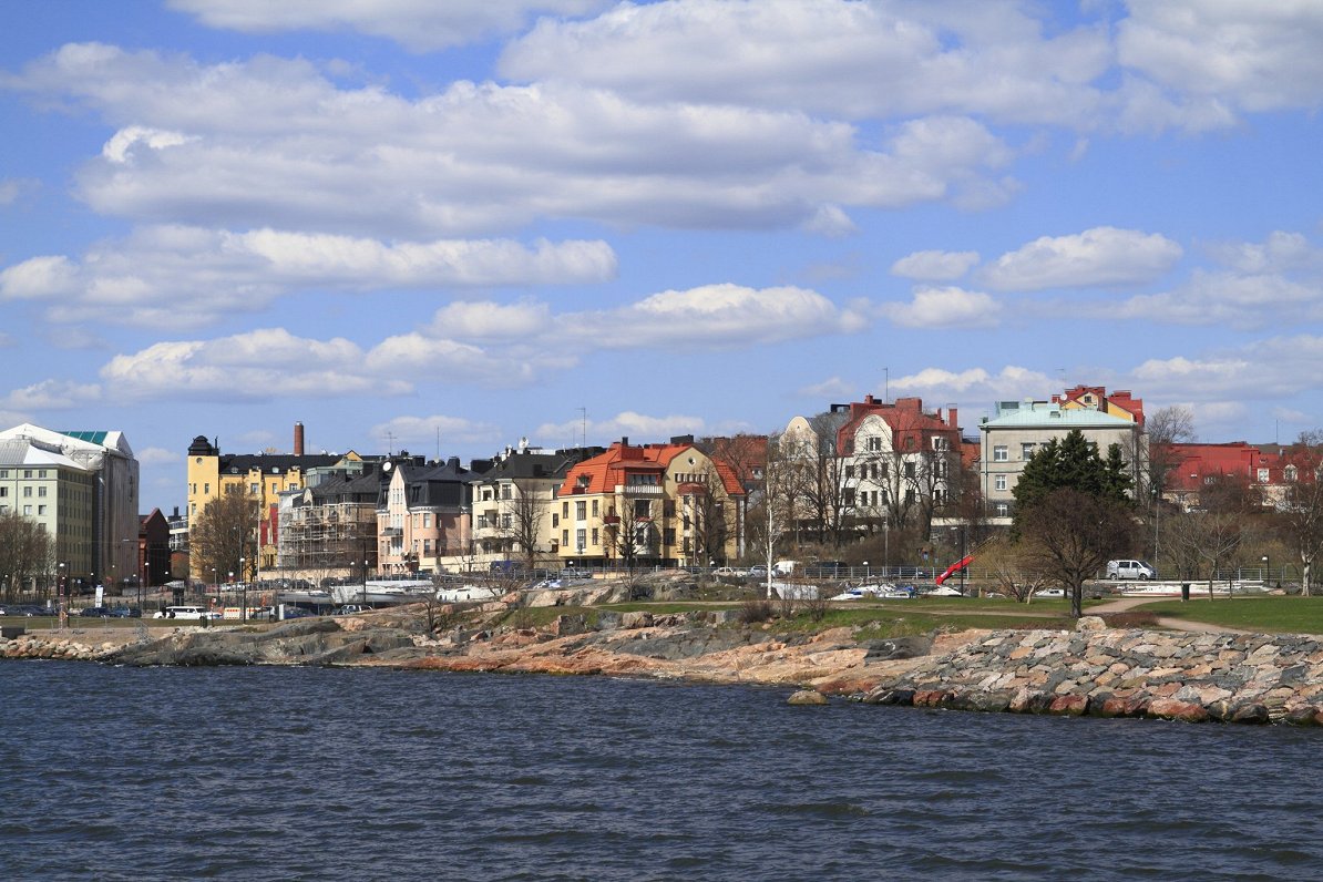 Skats uz Helsinku daudzīvokļu mājām.