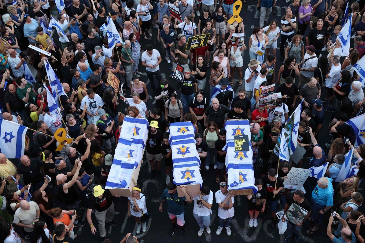 Protests Telavivā ar sešu simbolisku zārku nešanu līdz Izraēlas bruņoto spēku štābam