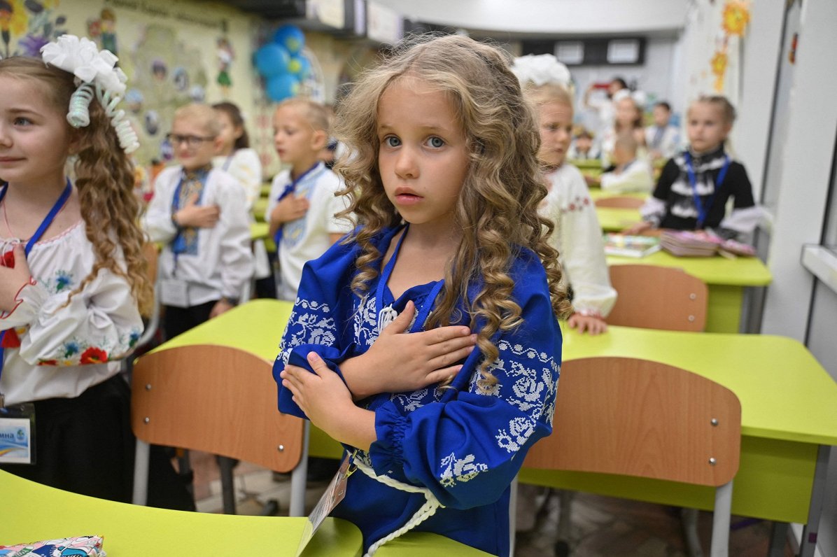 Ukrainas pilsētā Harkivā bērni jaunā mācību gada sākumā dzied valsts himnu. Šī skola ir ierīkota met...