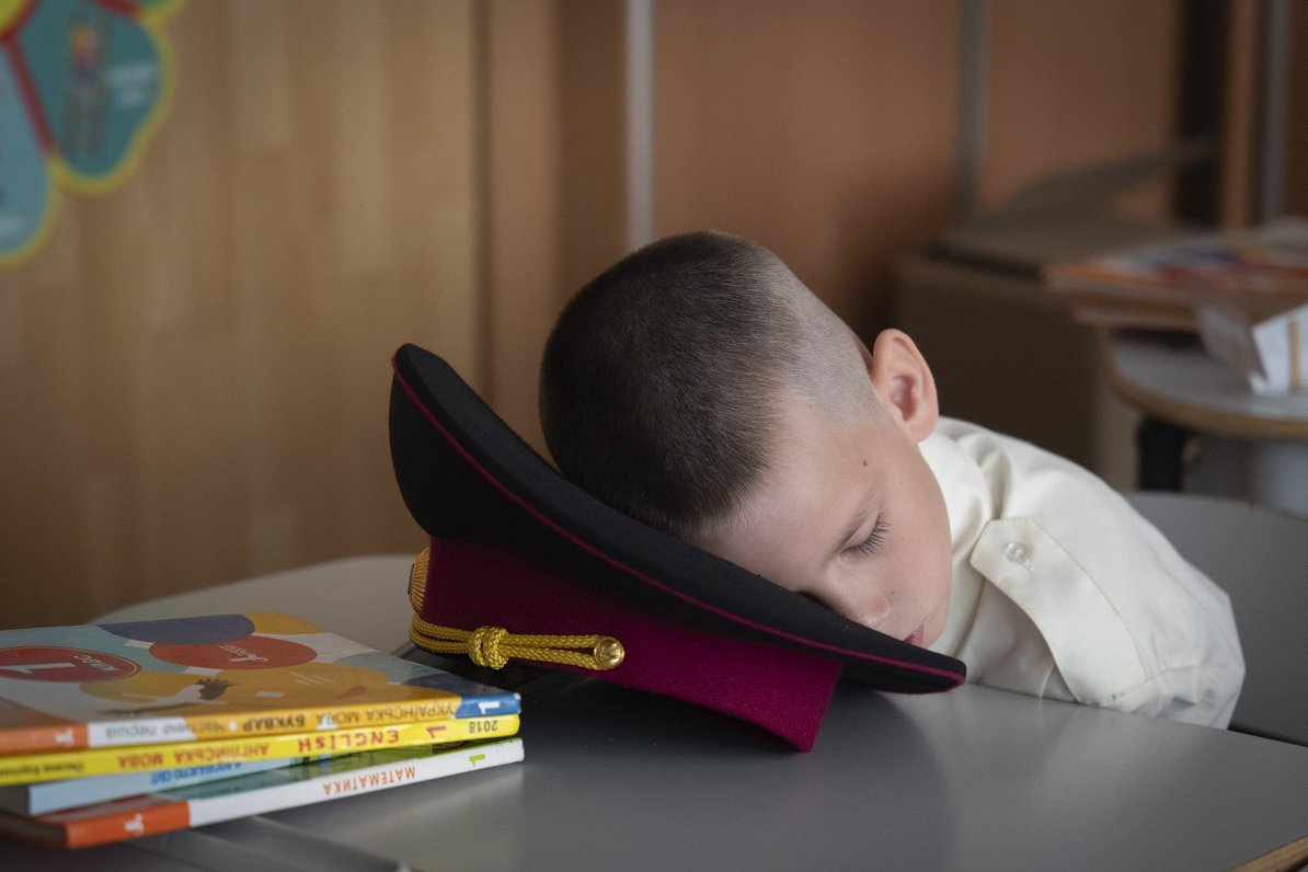 Kijivas Kadetu liceja skolēns Zinību dienā pēc vasaras brīvlaika.