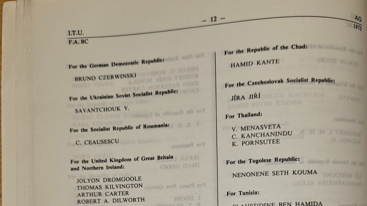 fragments no 1975. gadā apstiprinātā Ženēvas frekvenču plāna drukātās versijas. Attēlā redzama lappu...