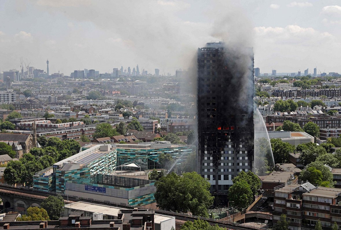 Ugunsgrēks daudzdzīvokļu namā Londonā, 2017. gada jūnijā. Tajā gāja bojā 72 cilvēki