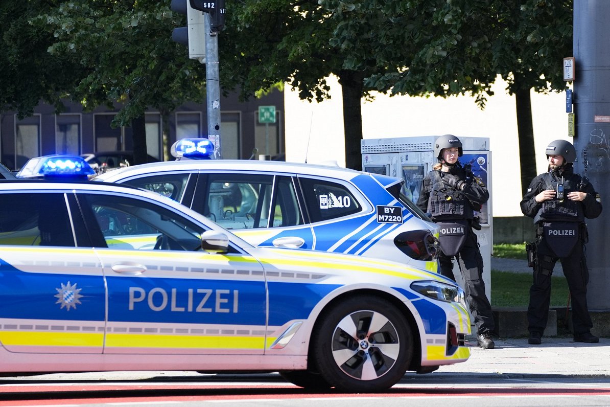 Policijas darbinieki Minhenē bloķē ielu pēc apšaudes netālu no Izraēlas konsulāta