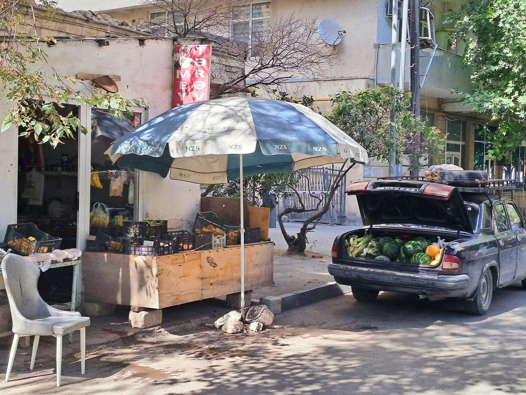 Vietējo dzīve Baku un kontrasti.