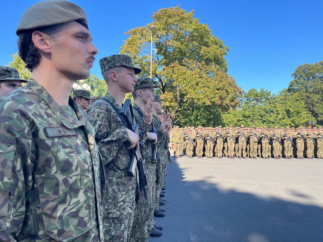 Valsts aizsardzības dienesta (VAD) un profesionālā dienesta karavīri dod zvērestu pie Brīvības piemi...