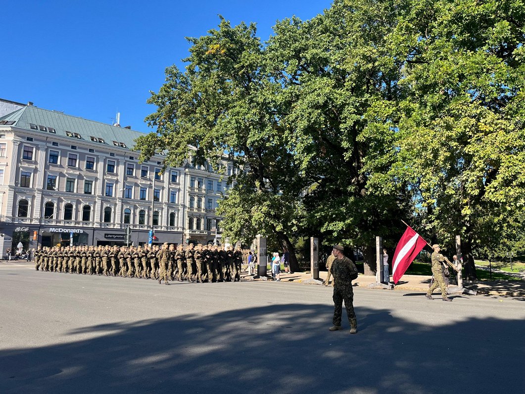 Valsts aizsardzības dienesta (VAD) un profesionālā dienesta karavīri dod zvērestu pie Brīvības piemi...