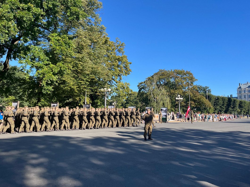 Valsts aizsardzības dienesta (VAD) un profesionālā dienesta karavīri dod zvērestu pie Brīvības piemi...