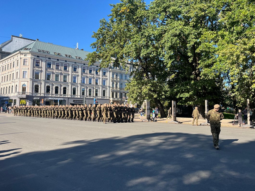 Valsts aizsardzības dienesta (VAD) un profesionālā dienesta karavīri dod zvērestu pie Brīvības piemi...