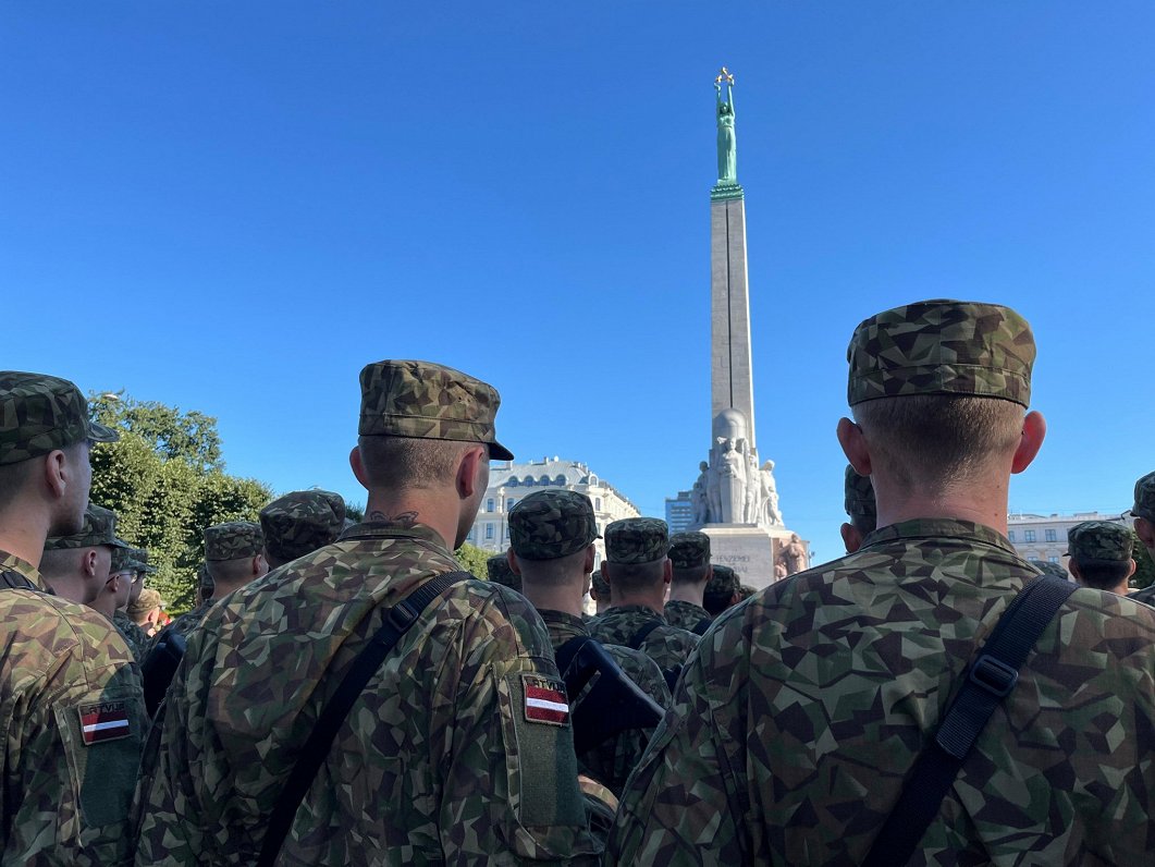 Valsts aizsardzības dienesta (VAD) un profesionālā dienesta karavīri dod zvērestu pie Brīvības piemi...