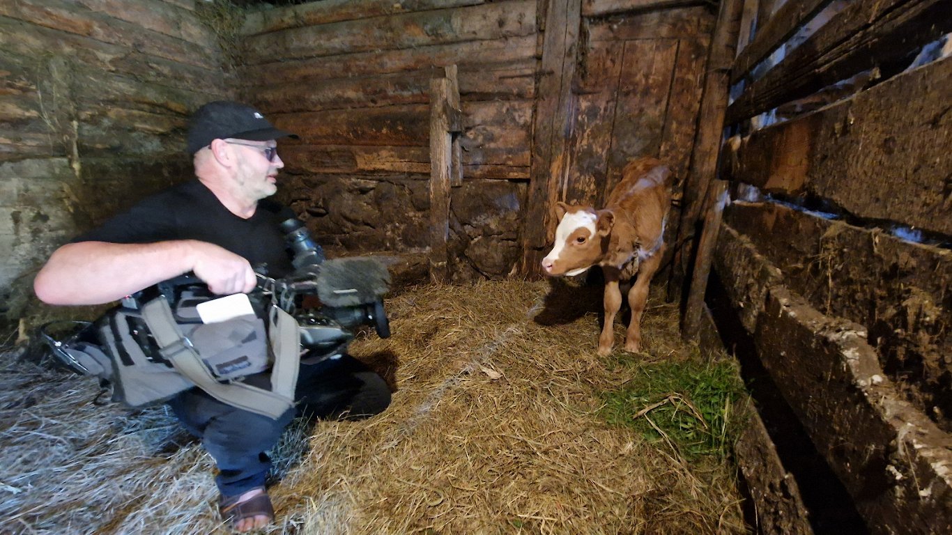 Operators Rudzis iepazīstas ar filmējamo varoni.