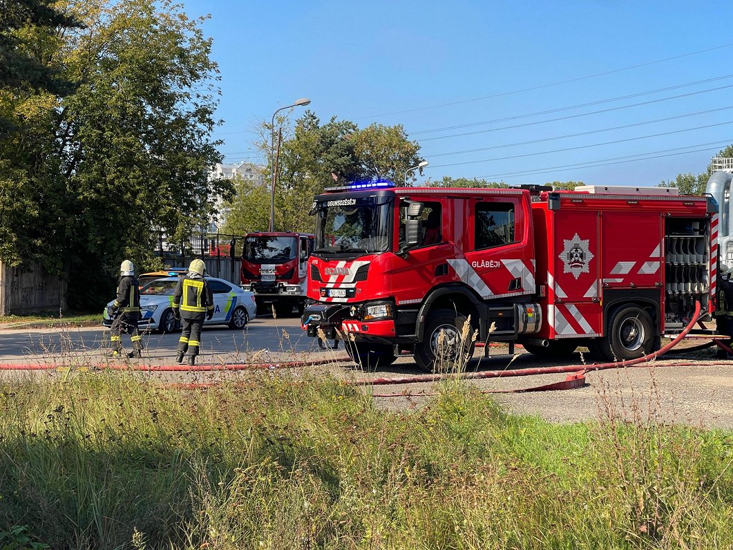 В рижском микрорайоне Плявниеки загорелся ангар