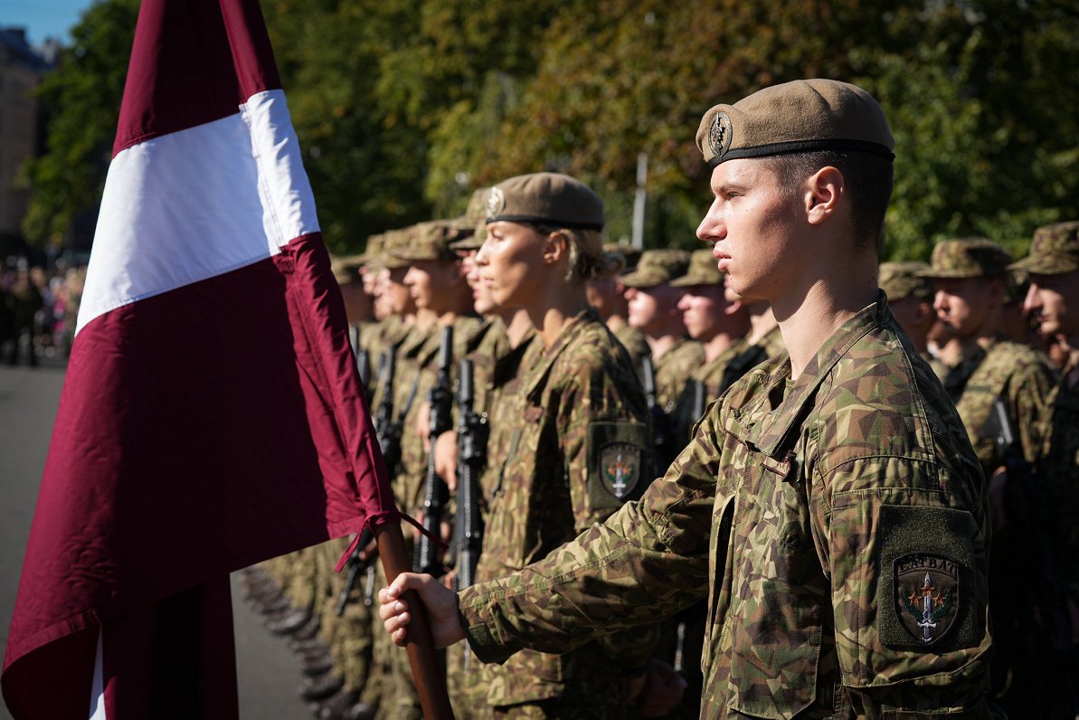 Valsts aizsardzības dienesta (VAD) un profesionālā dienesta karavīri dod zvērestu pie Brīvības piemi...