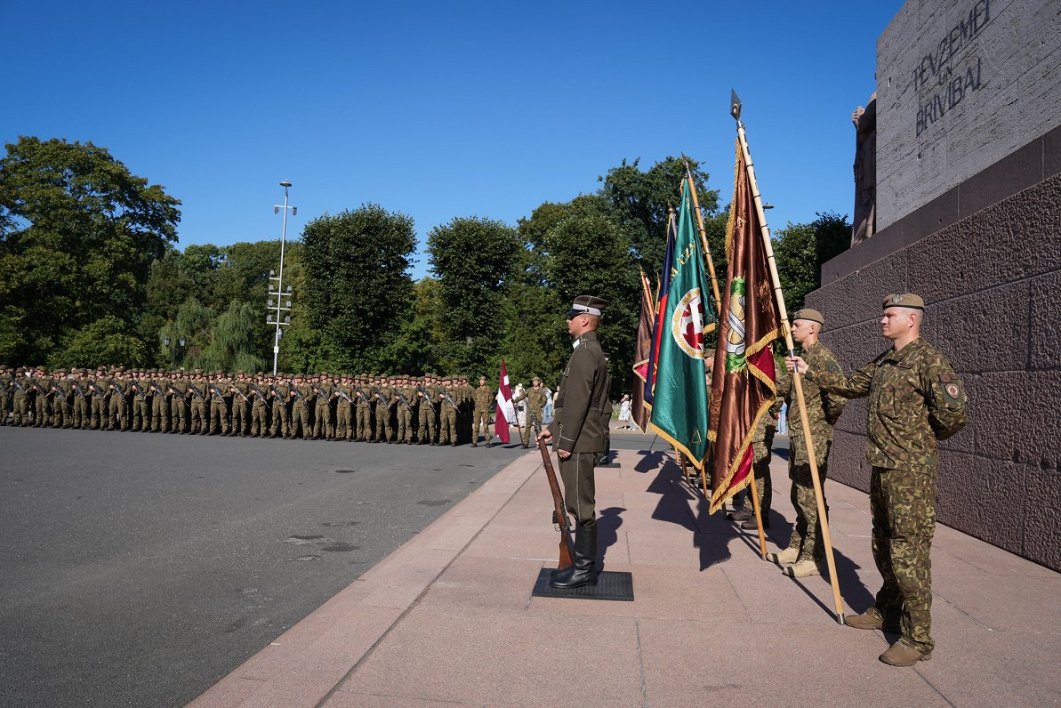 Valsts aizsardzības dienesta (VAD) un profesionālā dienesta karavīri dod zvērestu pie Brīvības piemi...