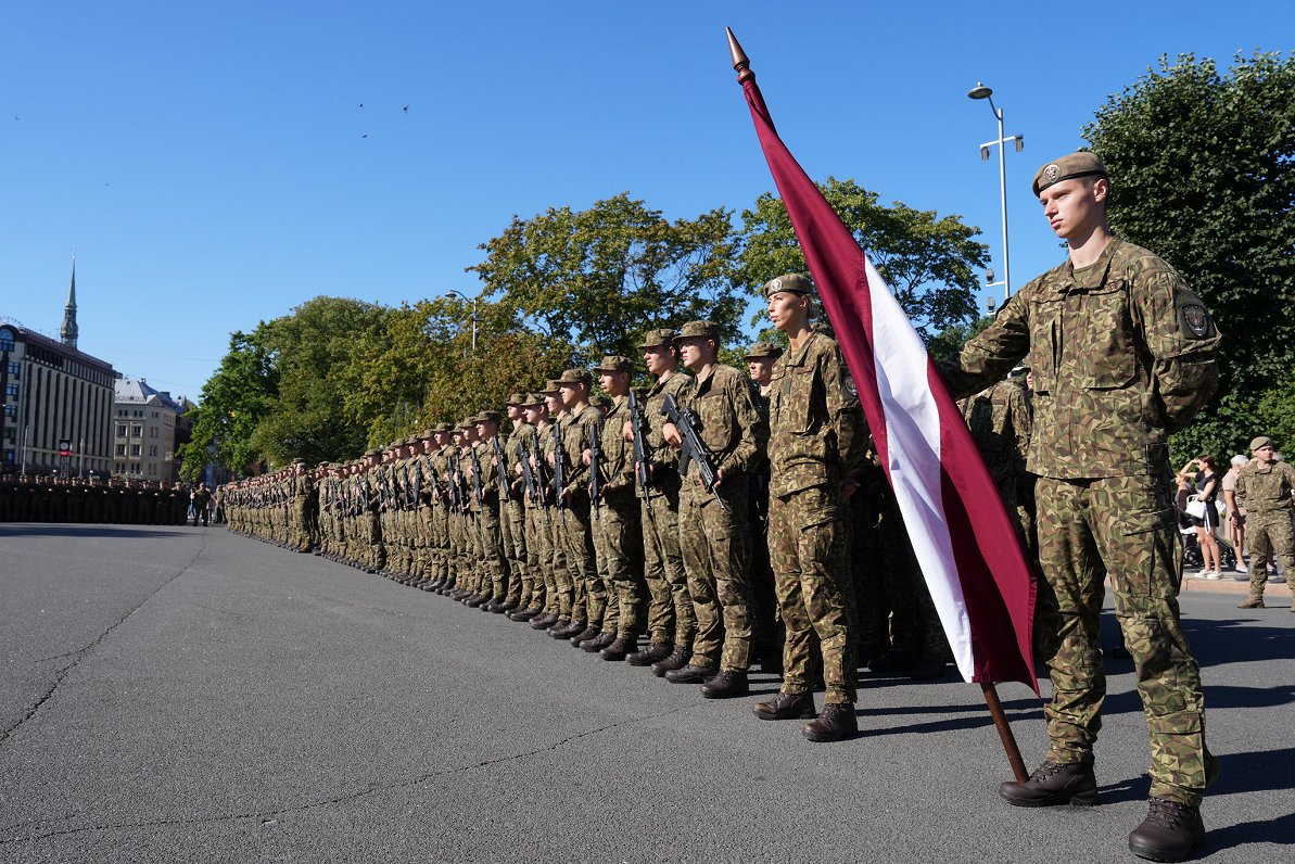 Valsts aizsardzības dienesta (VAD) un profesionālā dienesta karavīri dod zvērestu pie Brīvības piemi...